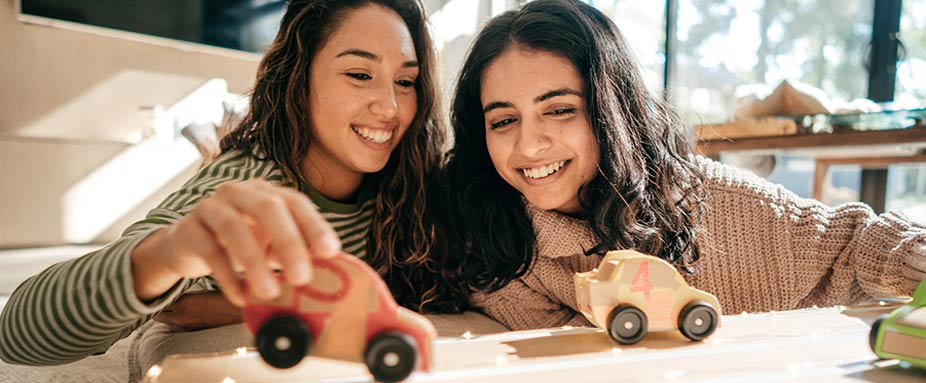 Zwei Mädchen mit Autos