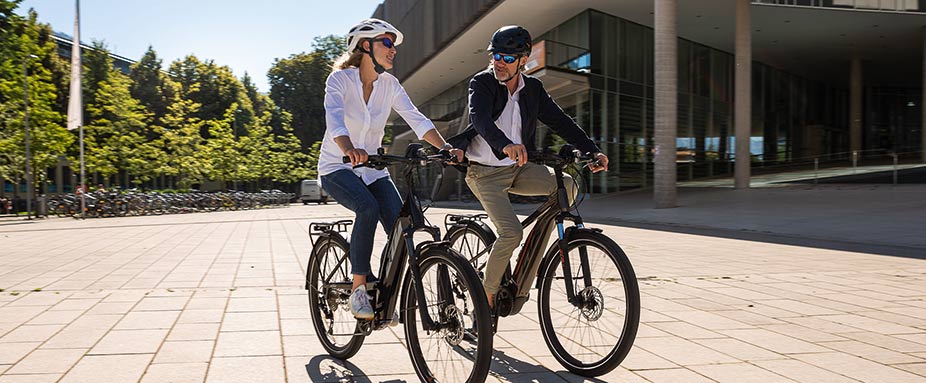 Ein Paar fährt auf ihren Fahrrädern