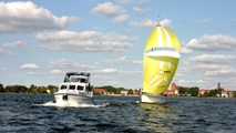 Müritz: Hausboot und Segelyacht vor Schloß Klink 