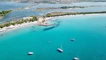 Sardinien: Yachten vor Anker in der Bucht von Porto Pino